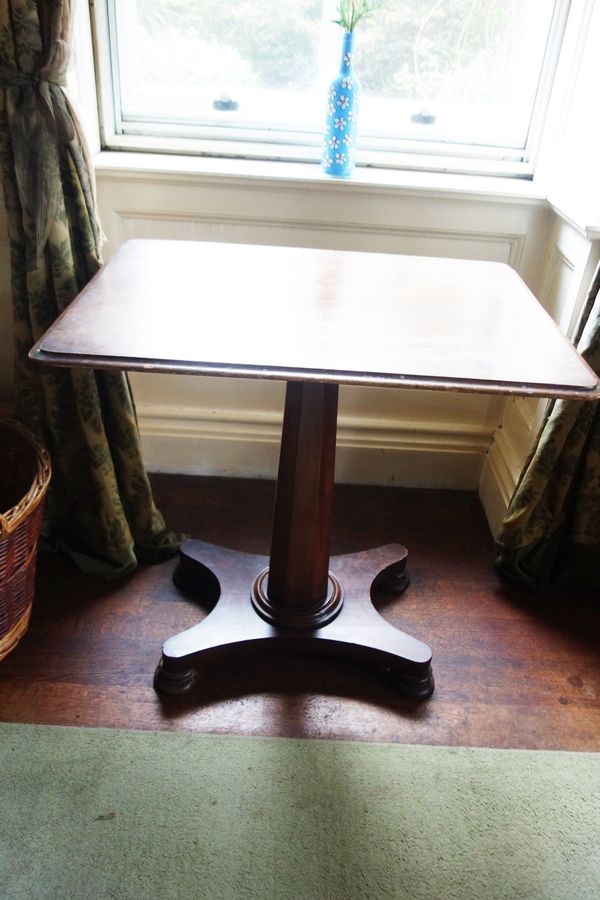 A WILLIAM IV MAHOGANY PILLAR TABLE