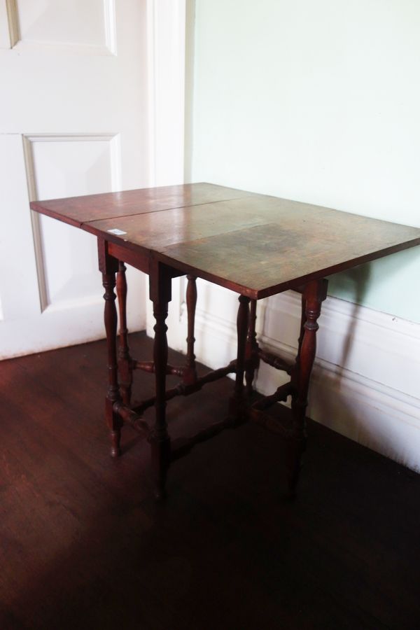 AN EDWARDIAN OAK "SPIDER LEG" SMALL PEMBROKE TABLE 