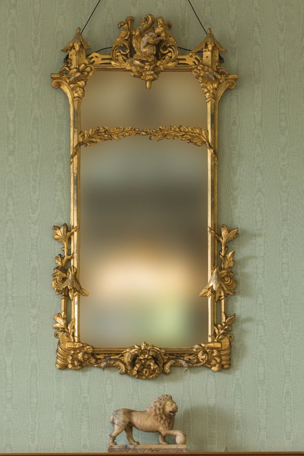 AN 18TH CENTURY "CHINOISERIE" GILTWOOD WALL MIRROR 