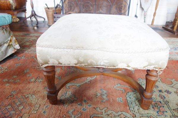 A VICTORIAN DRESSING STOOL