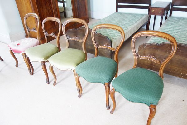 A MIXED SET OF FIVE VICTORIAN MAHOGANY BALLOON BACK SALON CHAIRS