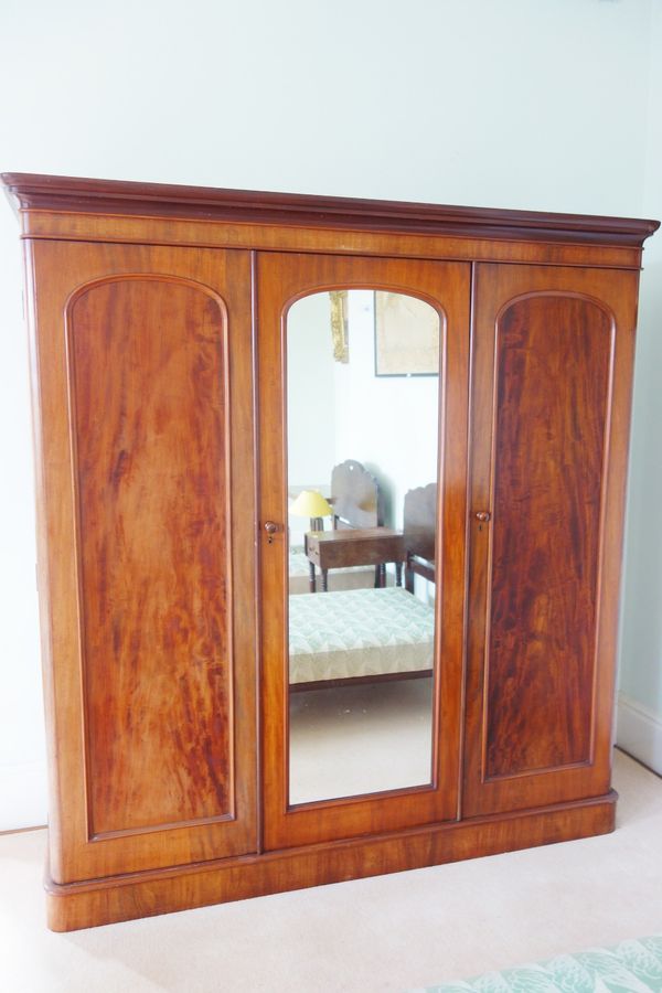 A VICTORIAN GENTLEMANS MAHOGANY FITTED WARDROBE