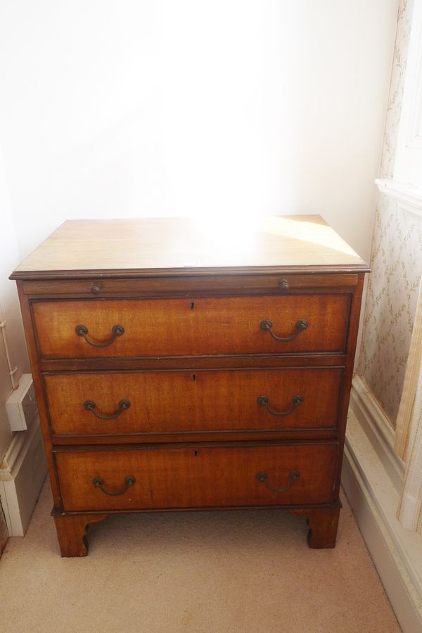 A SMALL GEORGE III STYLE MAHOGANY CHEST OF DRAWERS