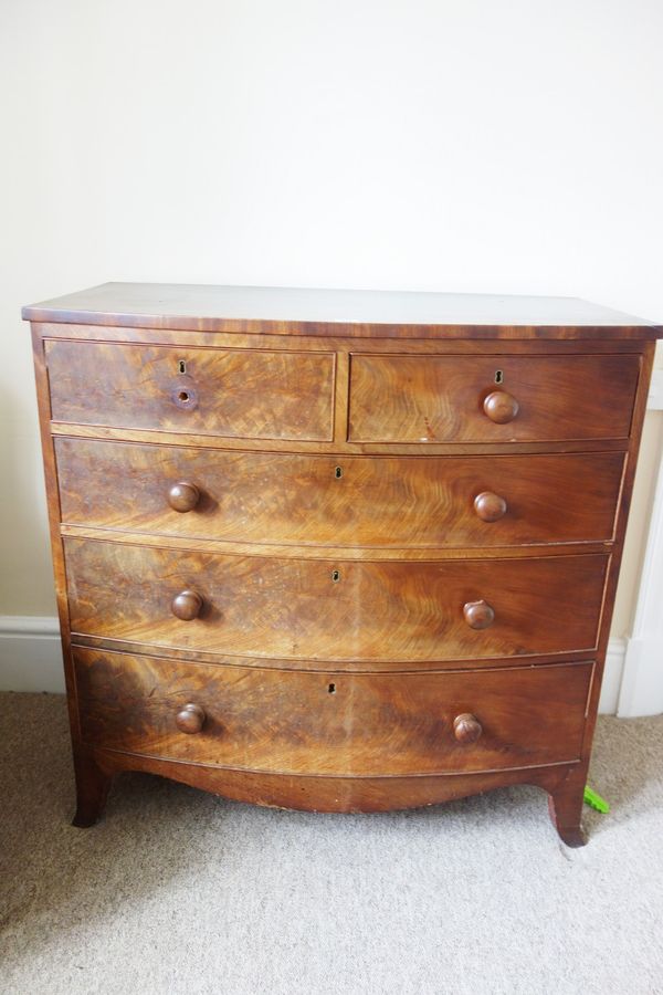 AN EARLY VICTORIAN MAHOGANY BOW FRONT CHEST OF DRAWERS