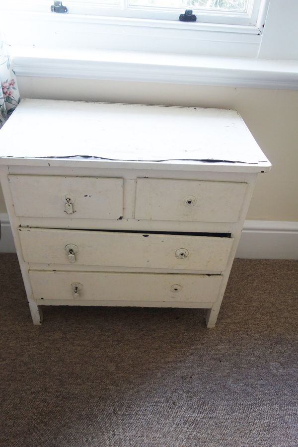 A SMALL PINE WHITE PAINTED CHEST OF DRAWERS