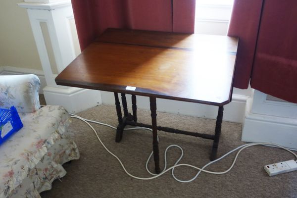 A LATE VICTORIAN WALNUT SMALL SUTHERLAND TABLE