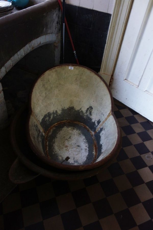 AN EARLY 20TH CENTURY PAINTED TIN SLIPPER BATH