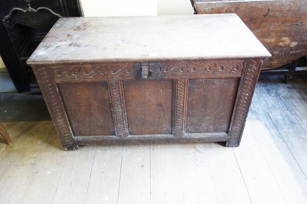 A 17TH CENTURY OAK COFFER