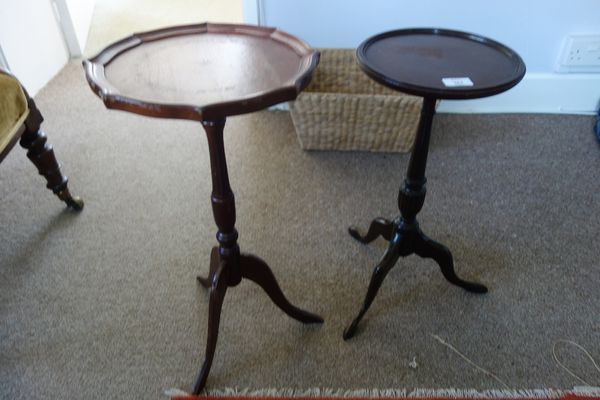 A SMALL GEORGE III STYLE MAHOGANY WINE TABLE