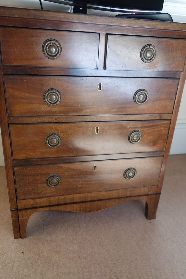 A GEORGE III STYLE MAHOGANY SMALL CHEST OF DRAWERS