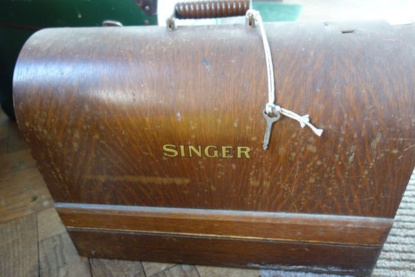SINGER SEWING MACHINE (manual) Y8438703
