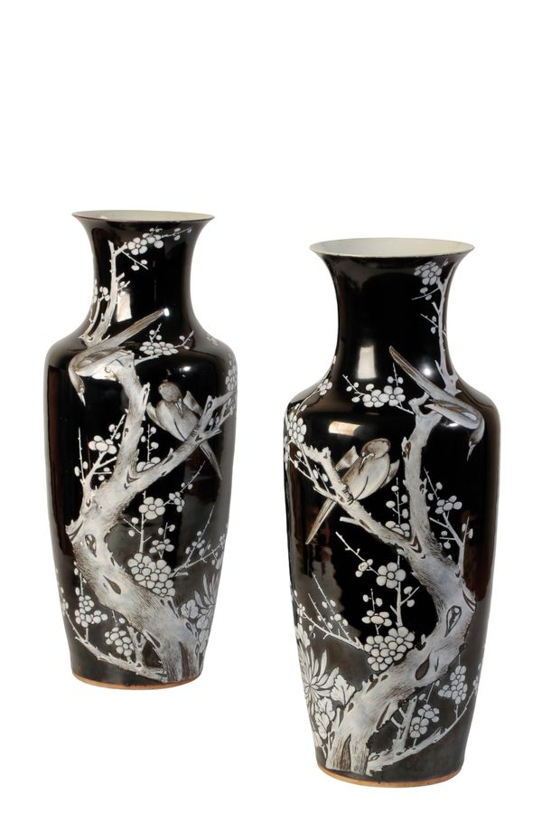 PAIR OF FAMILLE-NOIRE 'MAGPIES' VASES