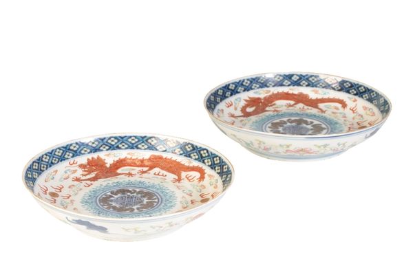 PAIR OF FAMILLE ROSE 'DRAGON' DISHES