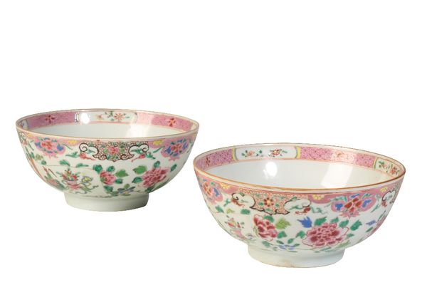 PAIR OF EXPORT FAMILLE ROSE BOWLS