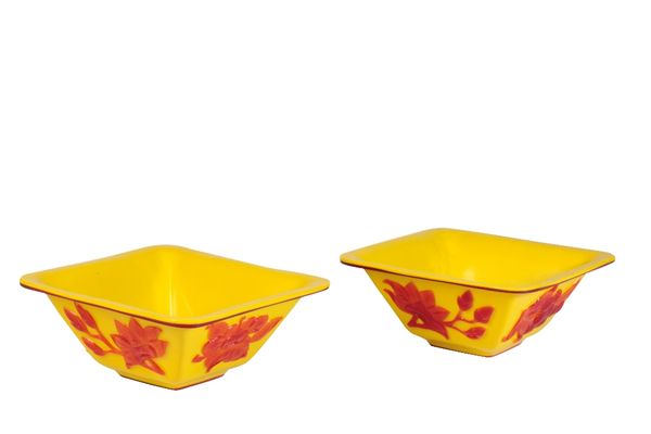 PAIR OF RED OVERLAY PEKING SQUARE GLASS BOWLS