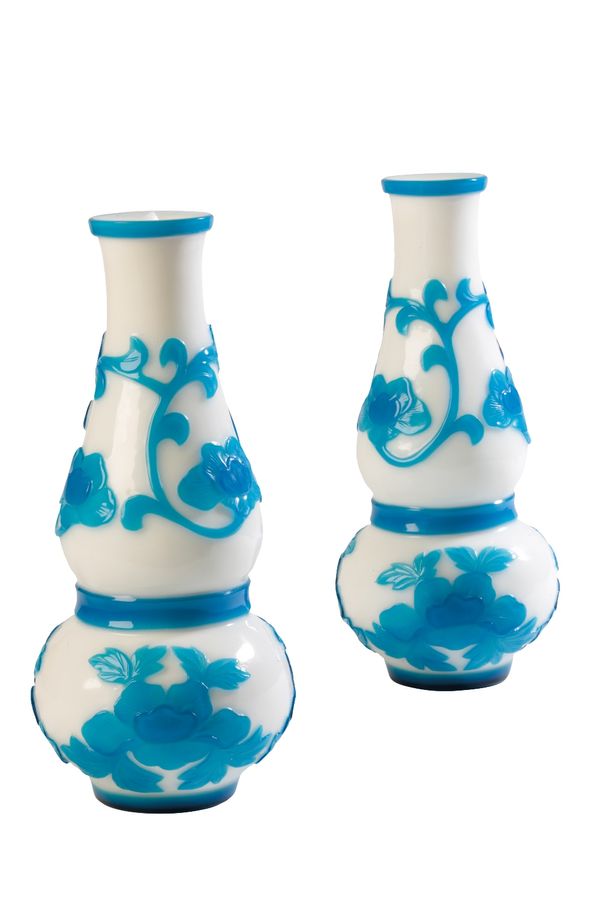 PAIR OF BLUE OVERLAY PEKING GLASS DOUBLE-GOURD VASES