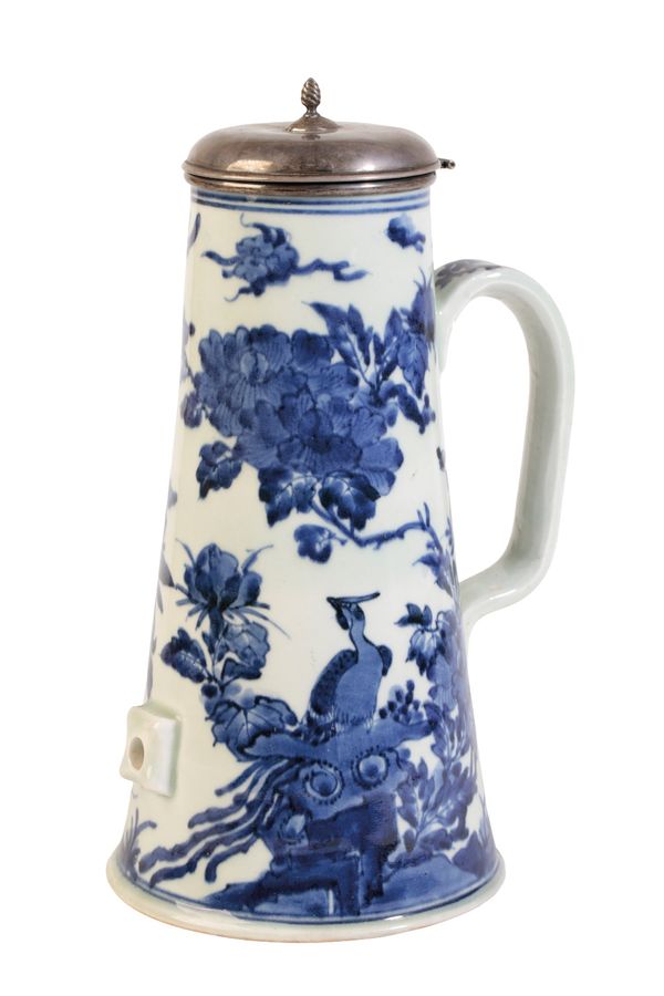 LARGE JAPANESE BLUE AND WHITE FLAGON