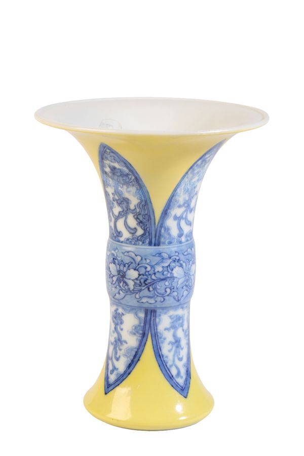 FINE JAPANESE PORCELAIN GU FORM VASE, BY MAUZU KOZAN (1842-1916)