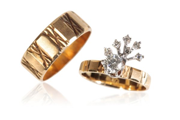 DIAMOND RING AND MATCHING WEDDING BAND