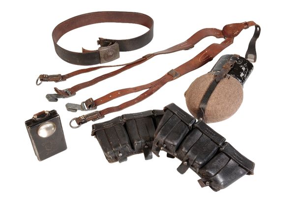 A SECOND WORLD WAR GERMAN ARMY BELT AND FIELD EQUIPMENT COLLECTION