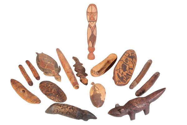 A GROUP OF WOODEN ABORIGINAL ARTIFACTS AND ASSORTED FIGURES