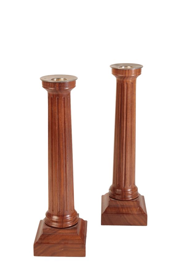 •DAVID LINLEY: A PAIR OF WALNUT COLUMN CANDLESTICKS