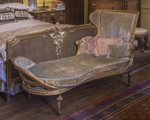 A LOUIS XVI STYLE GILTWOOD DAY BED