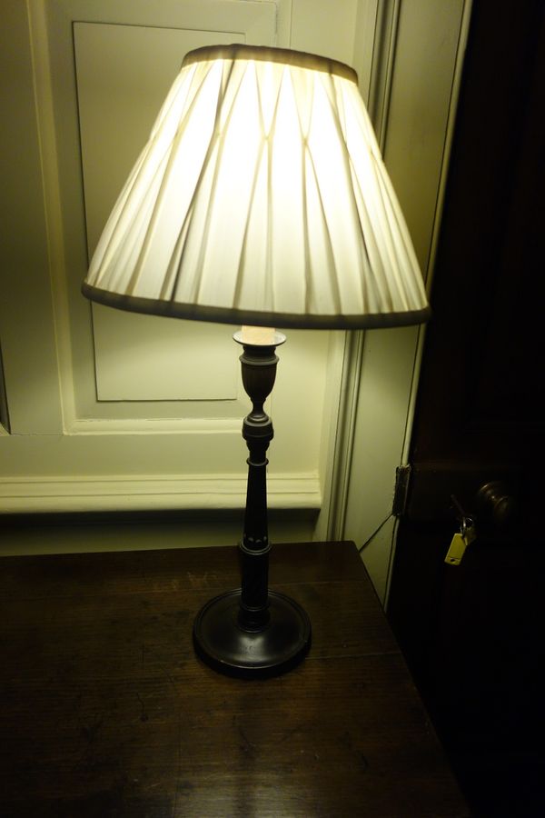 A PAIR OF GEORGE III STYLE MAHOGANY BEDSIDE TABLE LAMPS