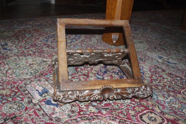 A WILLIAM AND MARY STYLE WALNUT BOOKSTAND