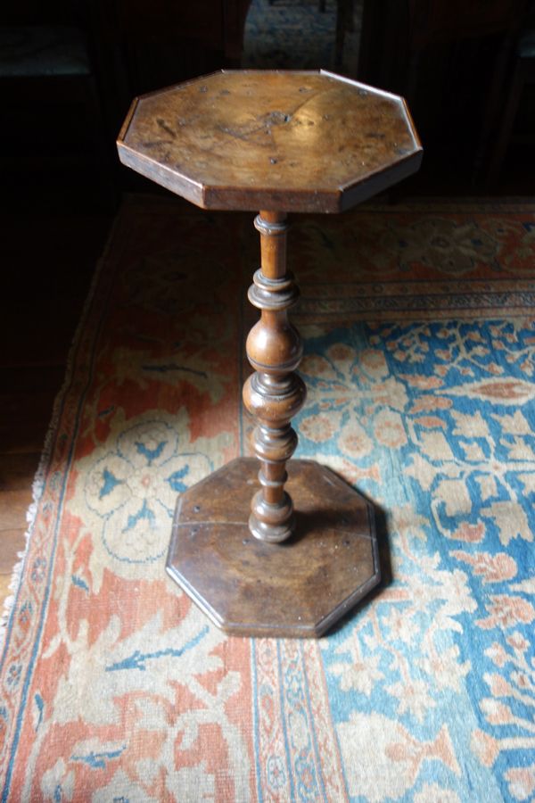 A WILLIAM AND MARY WALNUT CANDLE STAND