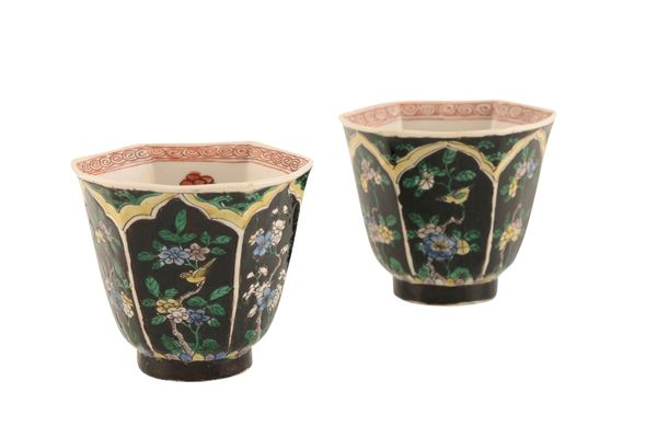 PAIR OF FAMILLE NOIRE HEXAGONAL WINE CUPS, KANGXI PERIOD