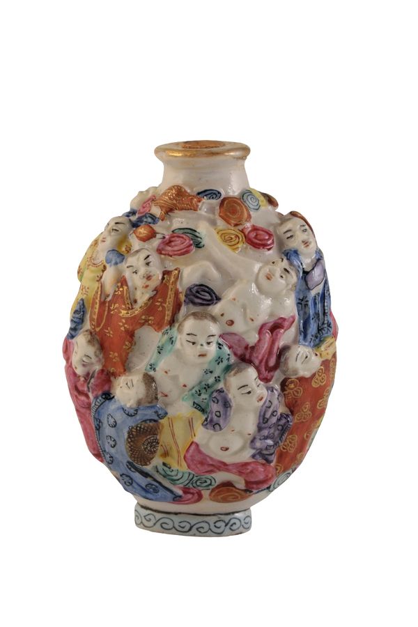 MOULDED FAMILLE ROSE 'IMMORTALS' SNUFF BOTTLE, LATE QING DYNASTY