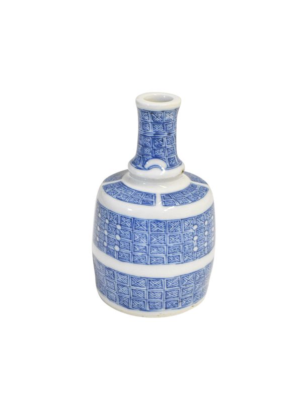 SMALL BLUE AND WHITE MALLET VASE, QING DYNASTY