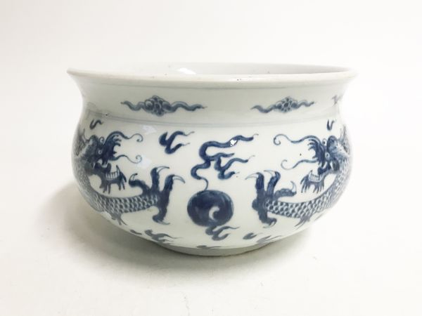 BLUE AND WHITE 'DRAGON' JARDINIERE, 17TH CENTURY STYLE