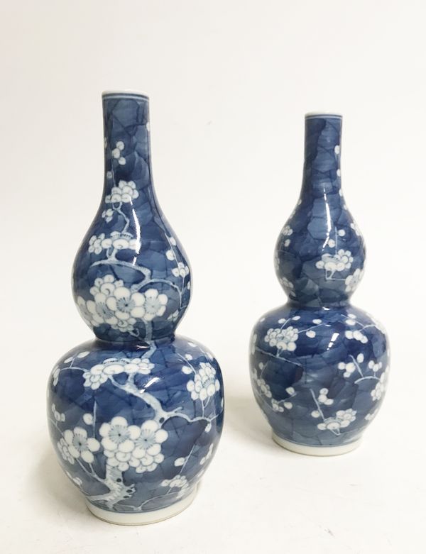 PAIR OF 'CRACKED-ICE' DOUBLE GOURD BLUE AND WHITE VASES, LATE QING DYNASTY