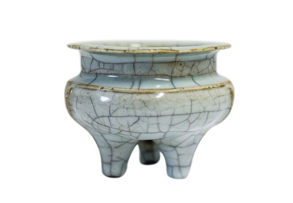 LONQUAN STYLE CELADON TRIPOD CENSER, LATE QING / REPUBLIC PERIOD