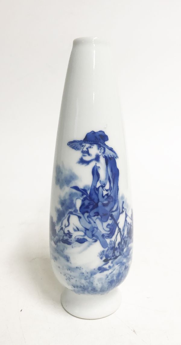 BLUE AND WHITE BOTTLE VASE, REPUBLIC PERIOD