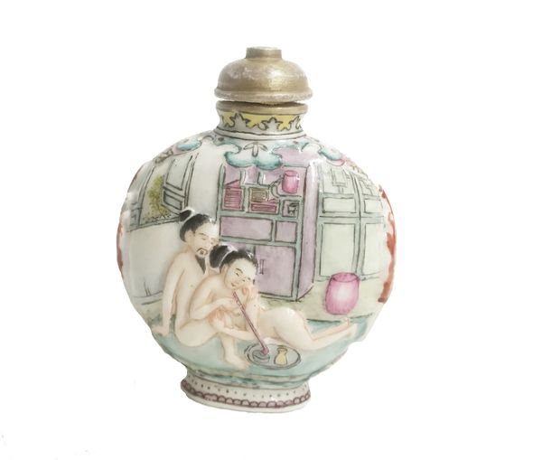 FAMILLE ROSE 'EROTIC' SNUFF BOTTLE, LATE QING DYNASTY