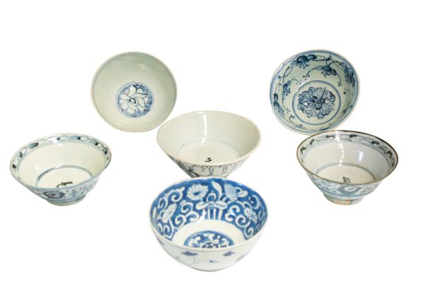 COLLECTION OF ANNAMESE AND EASTERN PROVINCIAL BLUE AND WHITE BOWLS, 15TH / 16TH CENTURY AND LATER