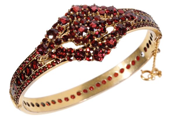 VICTORIAN GARNET HINGED BANGLE