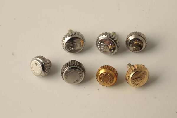 ROLEX: A QUANTITY OF VARIOUS ROLEX WATCH CROWNS