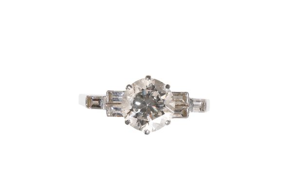 DIAMOND SOLITAIRE RING WITH DIAMOND BAGUETTE-CUT SHOULDERS