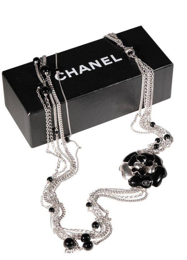 CHANEL SILVERTONE AND BLACK ENAMEL FLOWER AND CHAINLINK NECKLACE