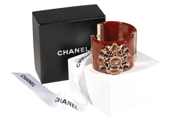 CHANEL CUFF FASHIONED IN BURGUNDY LUCITE, WITH CENTRAL CC LOGO & STONE DETAIL TO FRONT