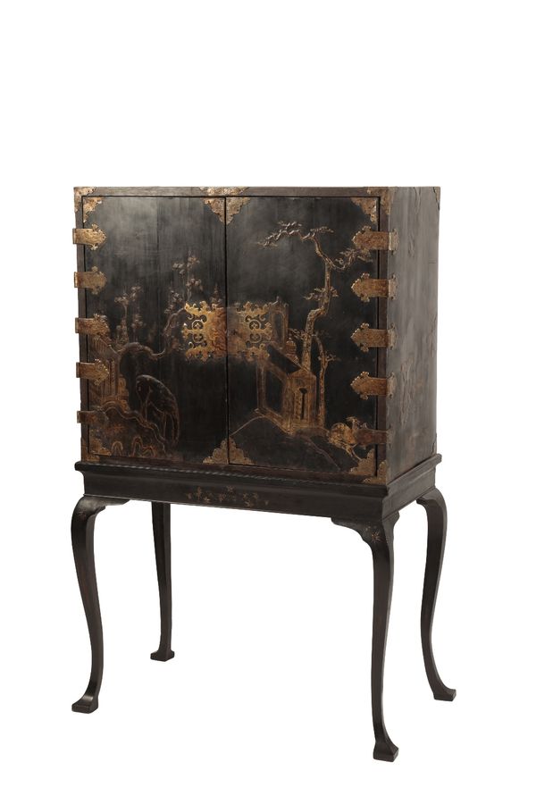 WILLIAM AND MARY OR GEORGE I BLACK LACQUERED AND PARCEL GILT CABINET ON STAND IN CHINOISERIE STYLE