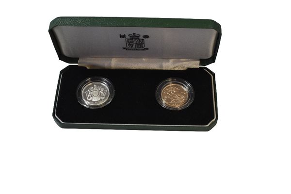 1993 SILVER PROOF ONE POUND COIN AND GOLD PROOF SOVEREIGN