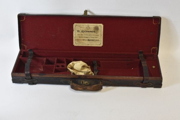 W. RICHARDS GUN & RIFLE MANUFACTURERS OF LIVERPOOL: A SINGLE LEATHER GUN CASE