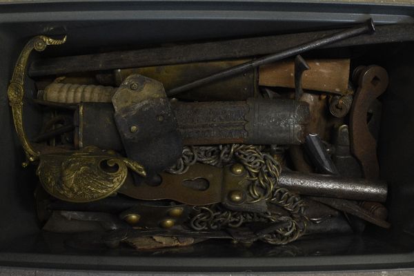 COLLECTION OF VARIOUS ARMOUR, SWORD AND GUN PARTS 