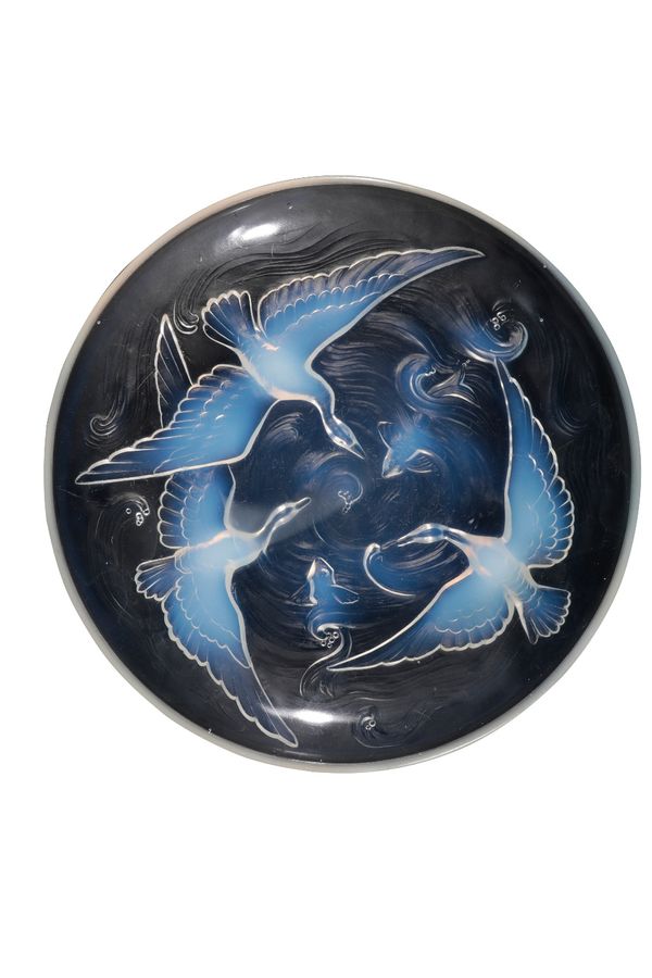 VERLYS: AN ART DECO "LES CANARDS SAUVAGE" OPALESCENT GLASS CHARGER