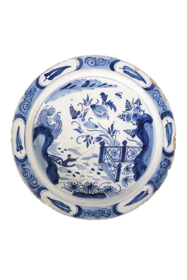 LARGE ENGLISH BLUE AND WHITE DELFT CHARGER, 18TH CENTURY